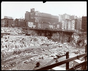 Uitzicht op arbeiders in de enorme uitgraving voor Pennsylvania Station, New York, 1906 door Byron Company